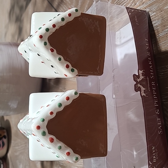 Gingerbread salt and pepper shakers - Picture 4 of 5